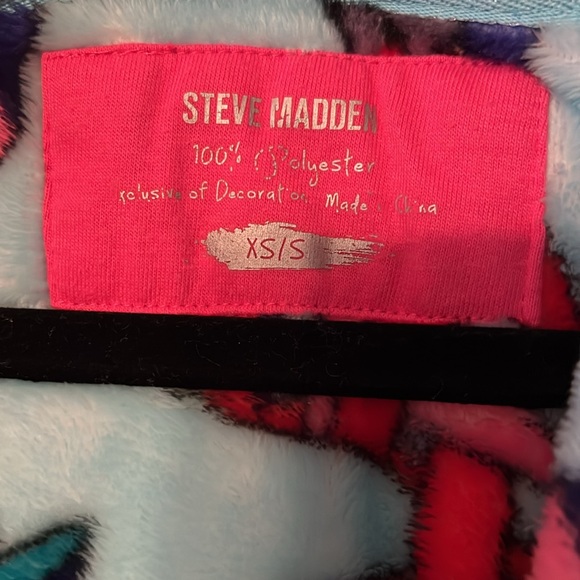 Steve Madden hooded plush robe. Women’s Size XS/S. Never worn. - Picture 2 of 4